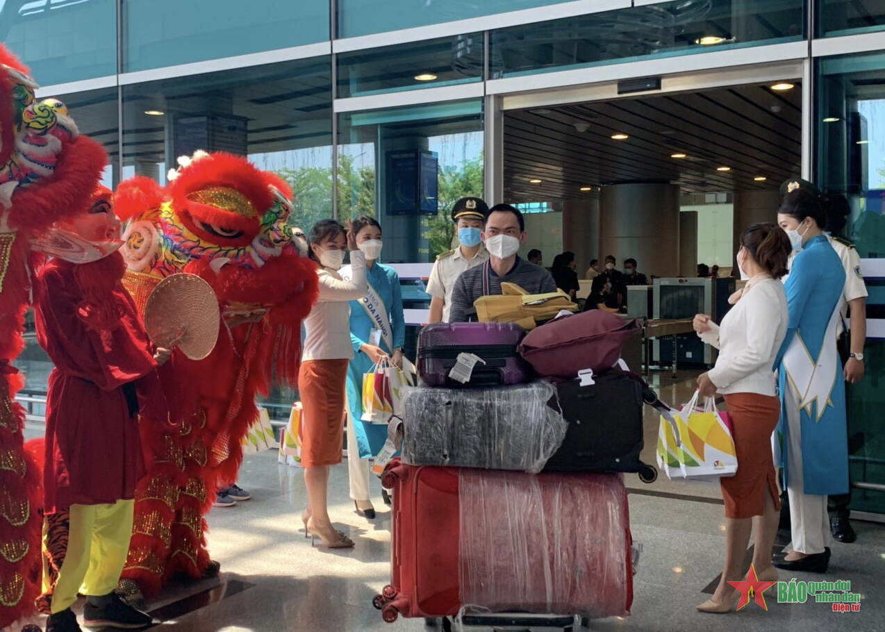 Hàng trăm du khách quốc tế đến Đà Nẵng trong ngày đầu mở lại các hoạt động du lịch